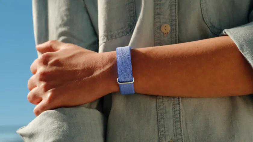 谷歌发布极简无屏、无按键健身手环 Fitbit Air，专注无感健康监测