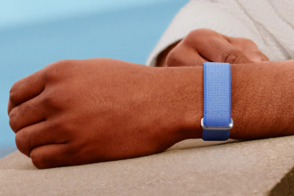 谷歌发布极简无屏、无按键健身手环 Fitbit Air，专注无感健康监测