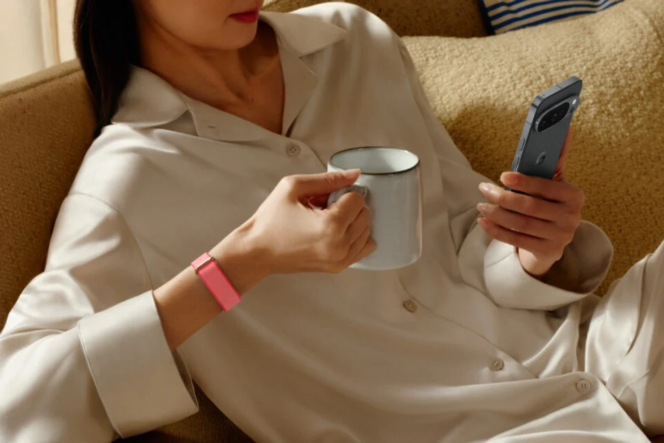谷歌发布极简无屏、无按键健身手环 Fitbit Air，专注无感健康监测