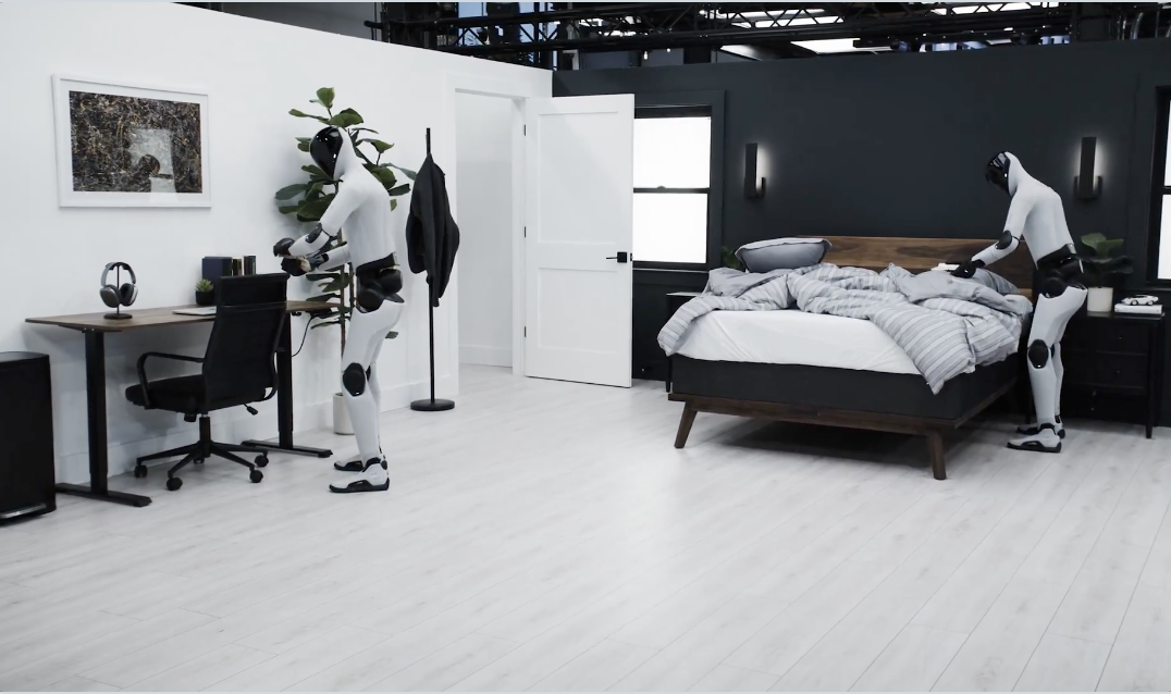 两台 Figure AI 人形机器人大秀新技能：不到两分钟铺好一张床