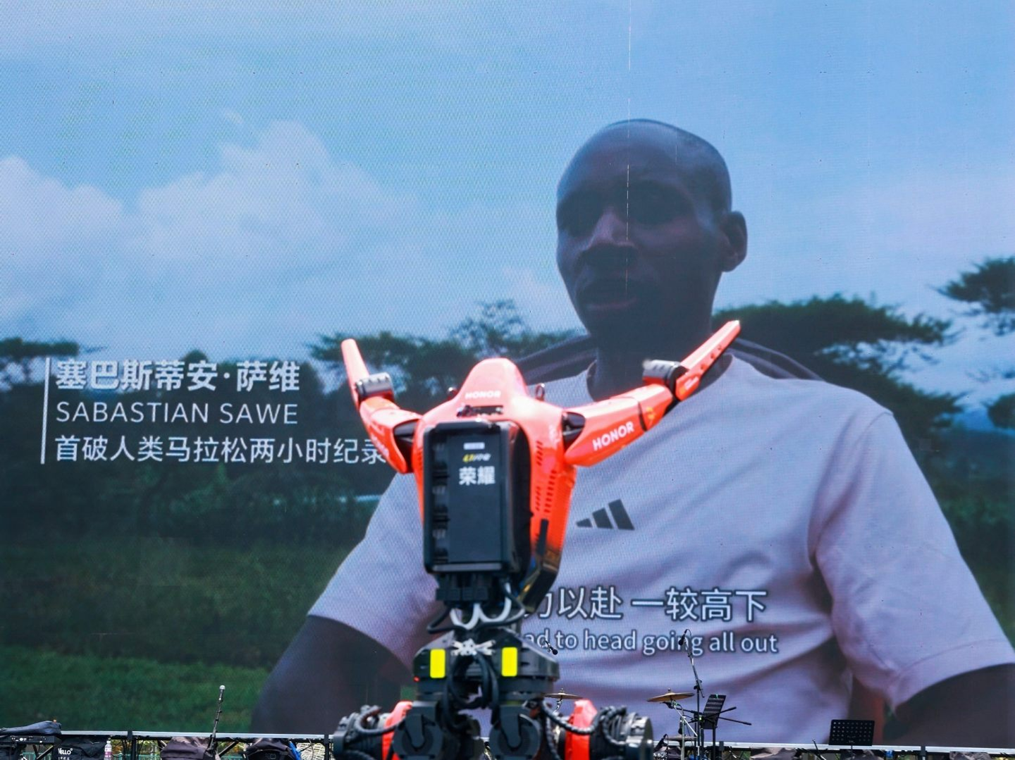 首位全马破 2 跑者萨维约战机器人闪电