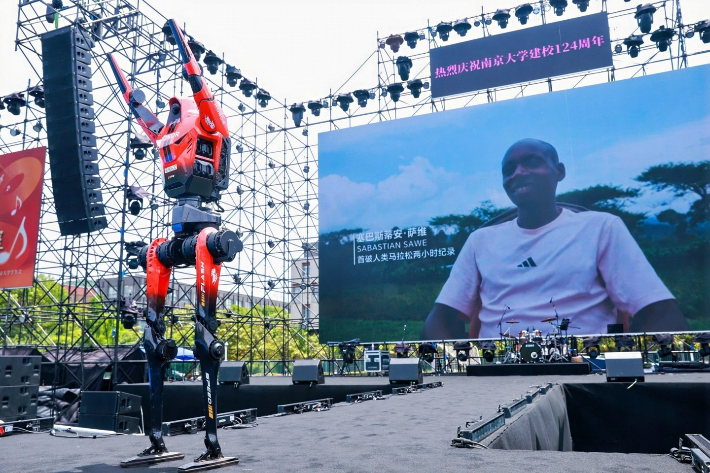 全马破 2 冠军萨维：期待与机器人闪电同场竞技