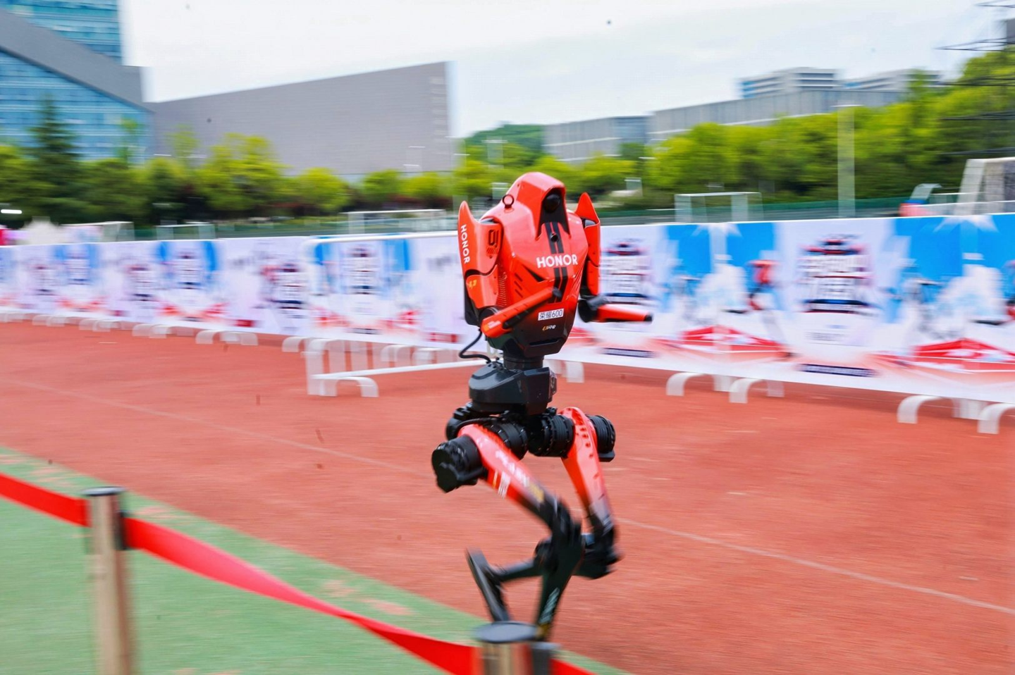 全马破 2 冠军萨维：期待与机器人闪电同场竞技