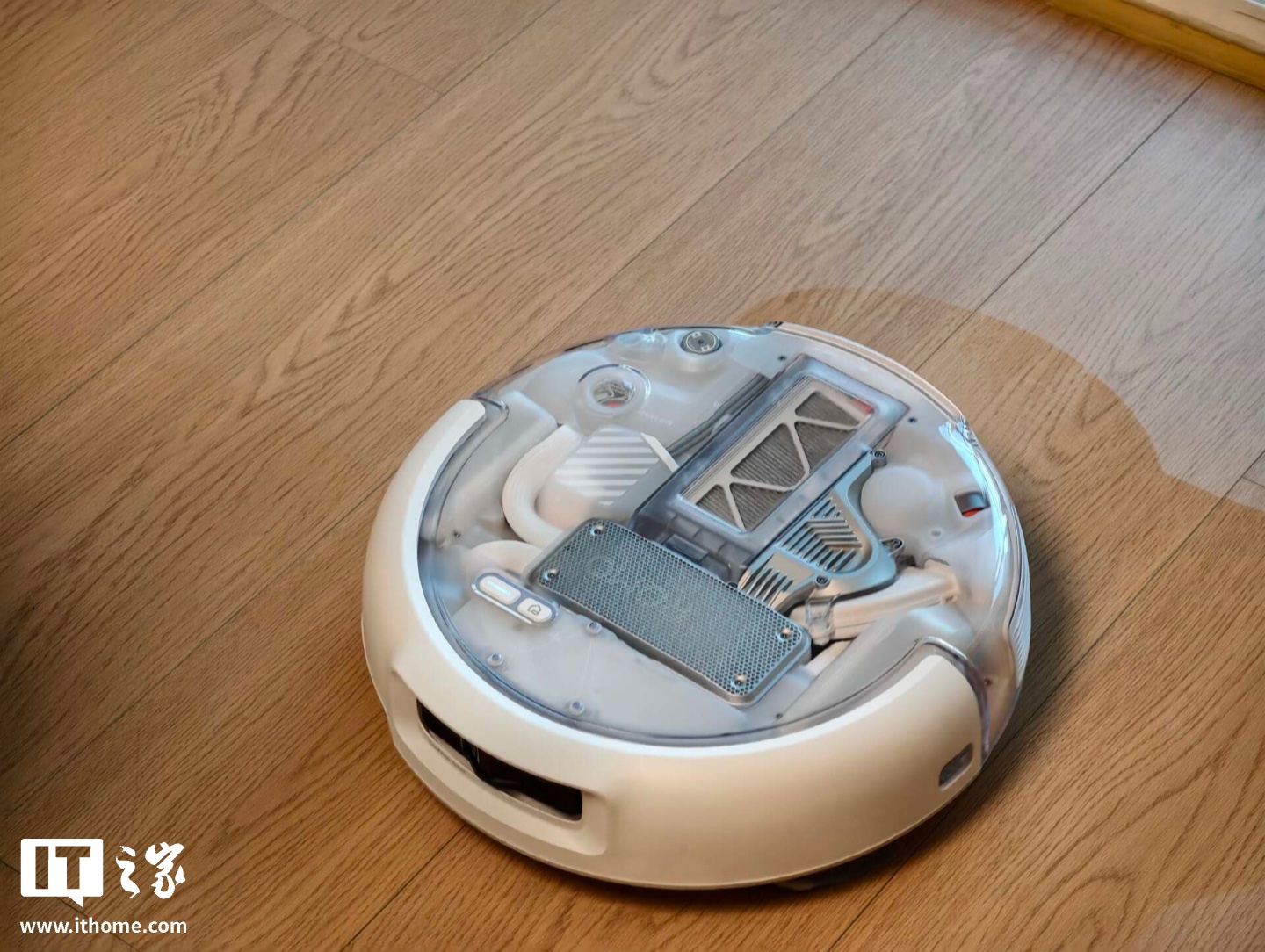 【IT之家评测室】大疆扫地机器人 ROMO 2 体验：8.5cm 越障 +36000Pa 吸力，再把无人机技术“降维”到地面