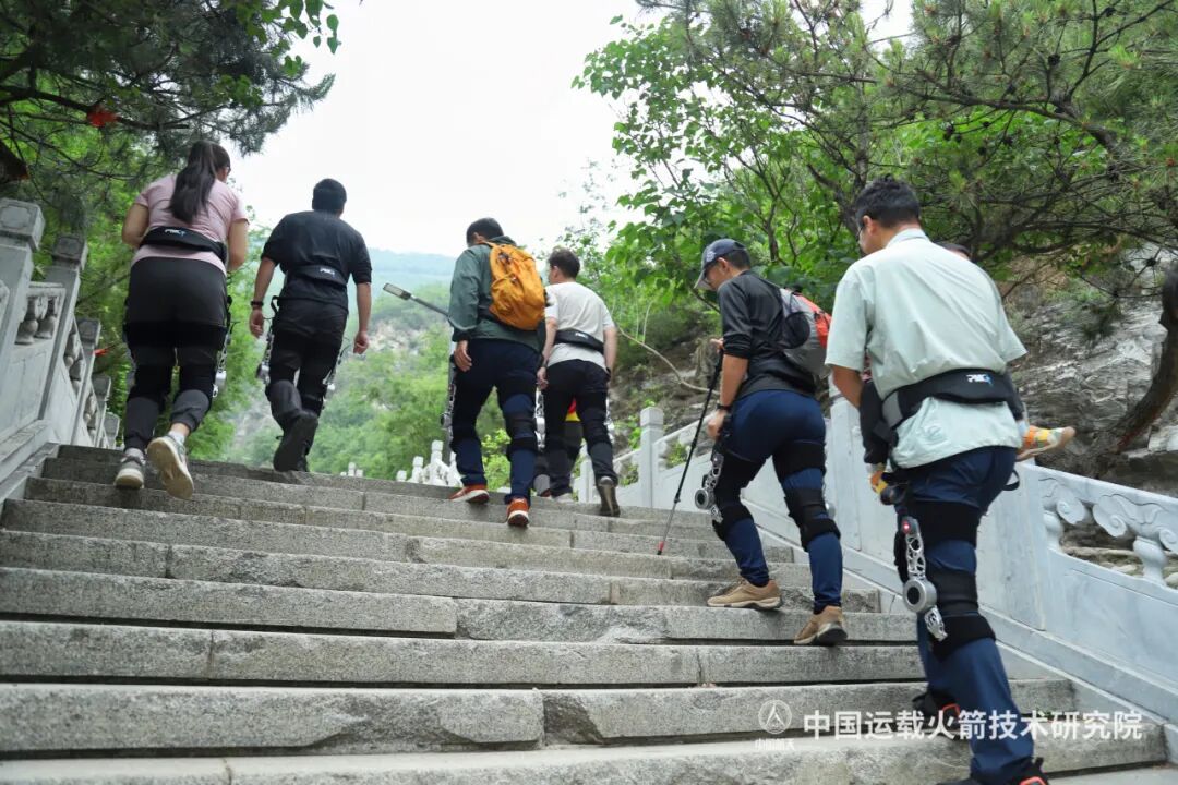 登山“外挂”：火箭院“智行”外骨骼机器人完成首测，上坡省力 15%、续航 4 小时