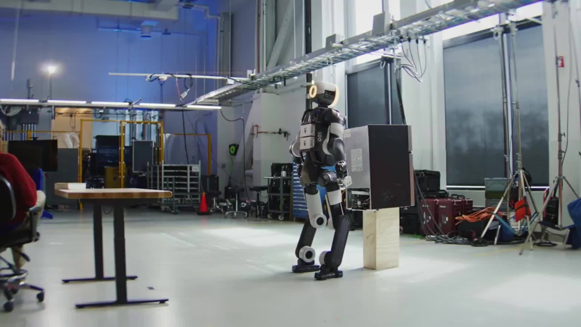 波士顿动力 Atlas 人形机器人学会搬冰箱：下蹲扛起，180 度转身