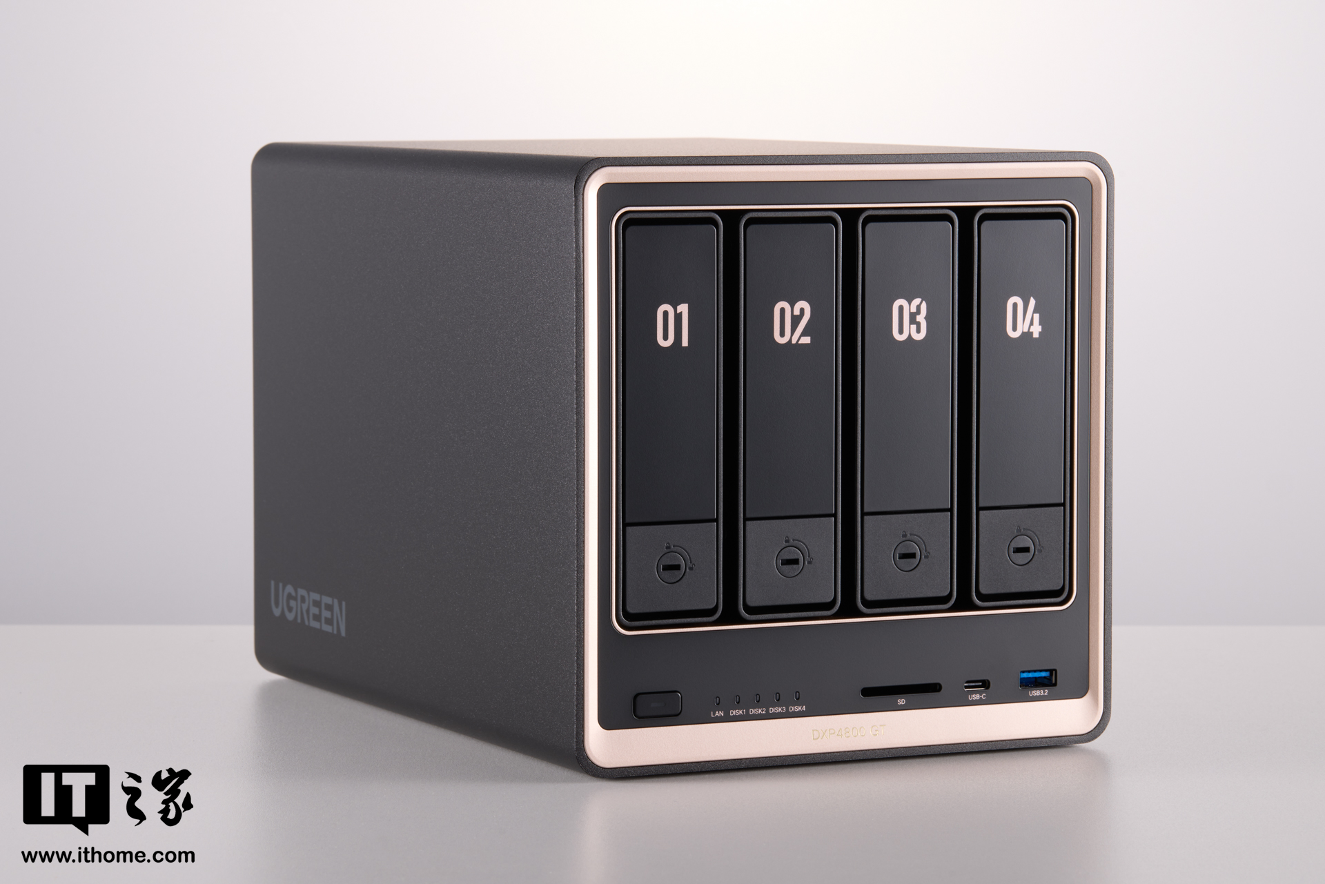 【IT之家开箱】黑金配色，简约设计，绿联 NAS 私有云 DXP4800 GT 开箱图赏