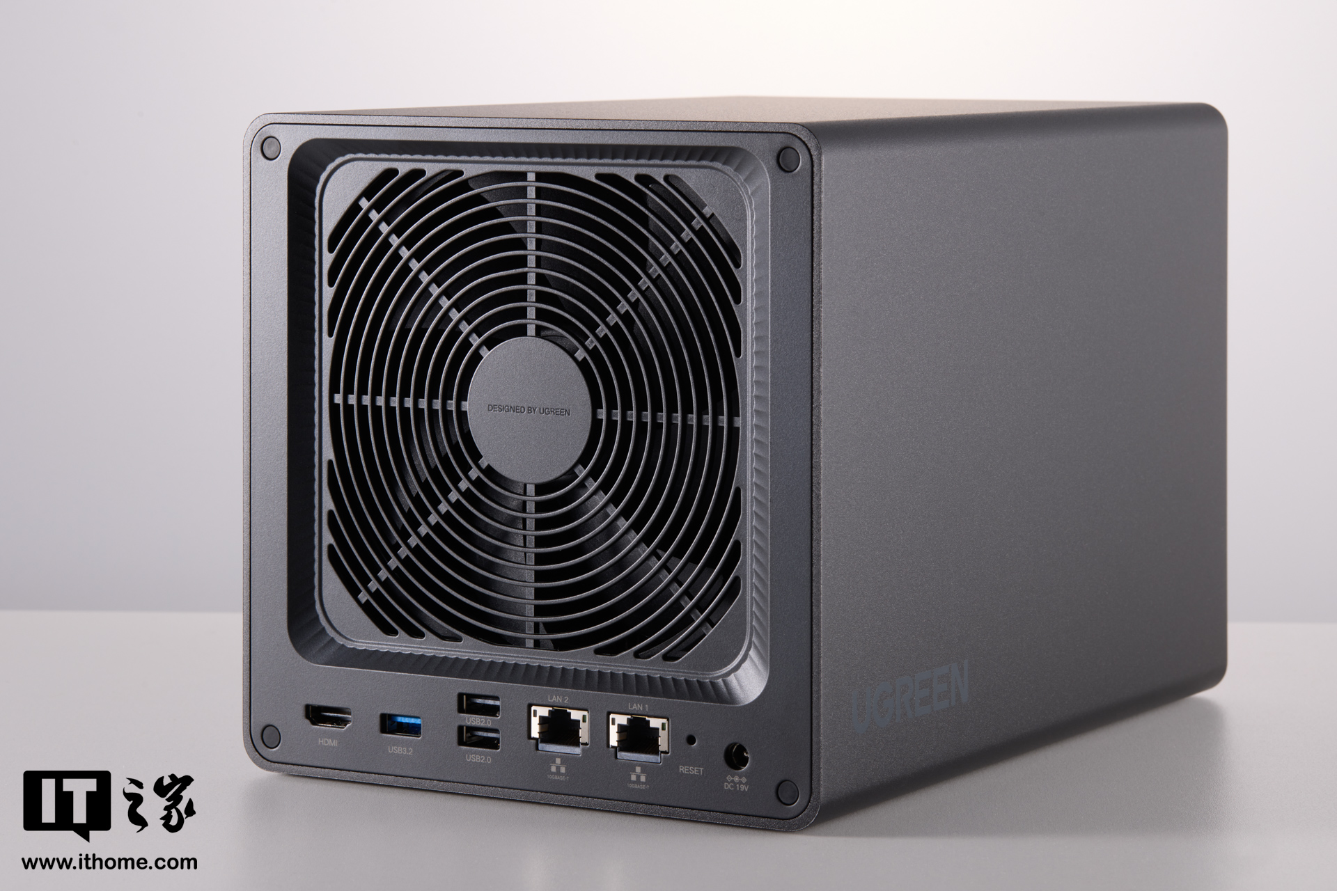 【IT之家开箱】黑金配色，简约设计，绿联 NAS 私有云 DXP4800 GT 开箱图赏