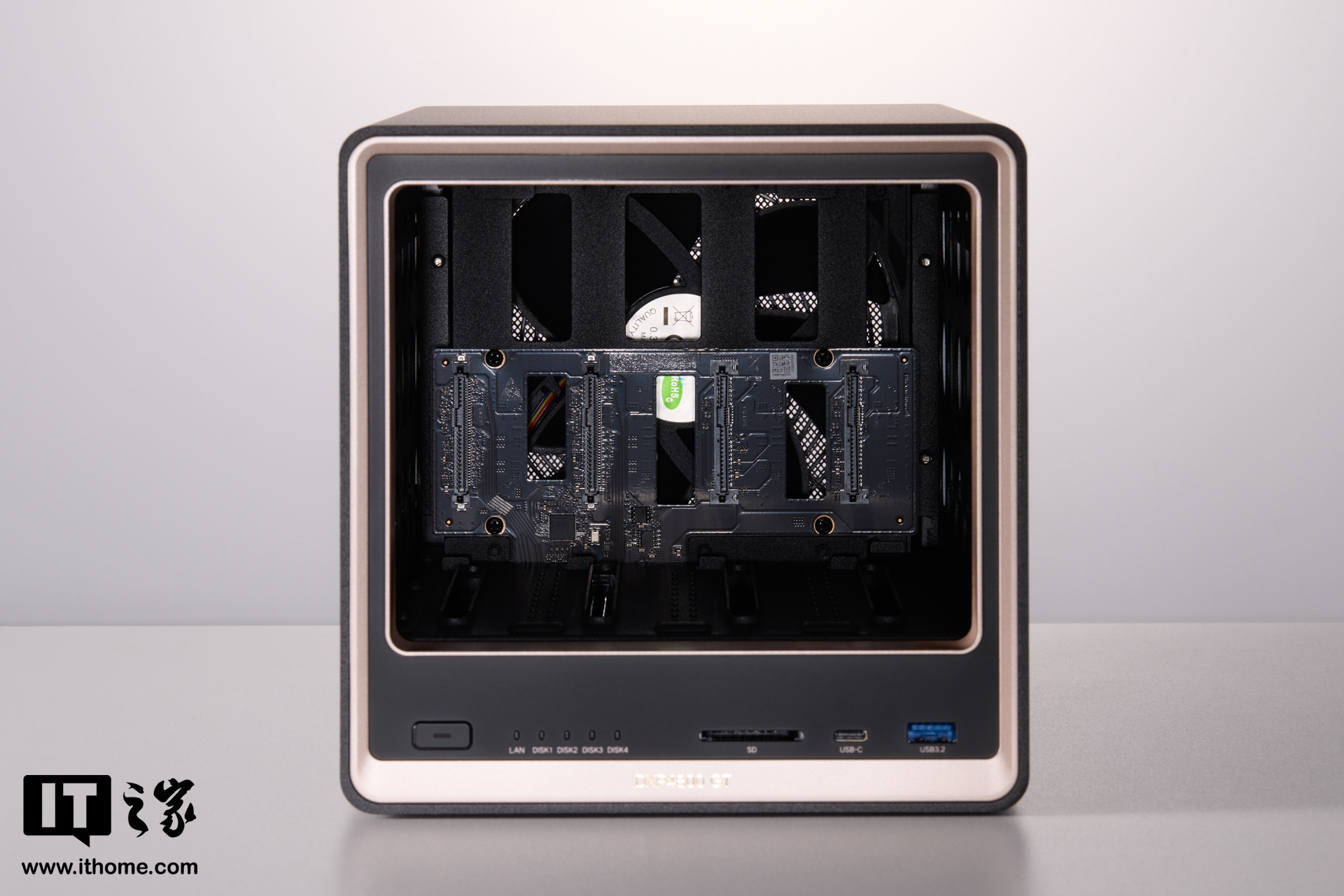 【IT之家开箱】黑金配色，简约设计，绿联 NAS 私有云 DXP4800 GT 开箱图赏