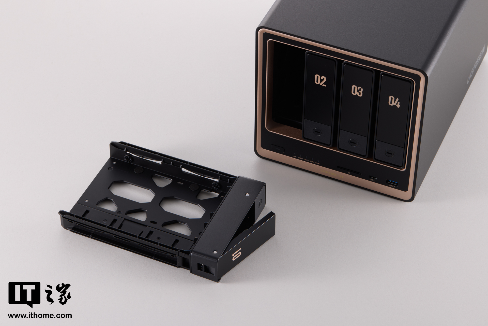 【IT之家开箱】黑金配色，简约设计，绿联 NAS 私有云 DXP4800 GT 开箱图赏