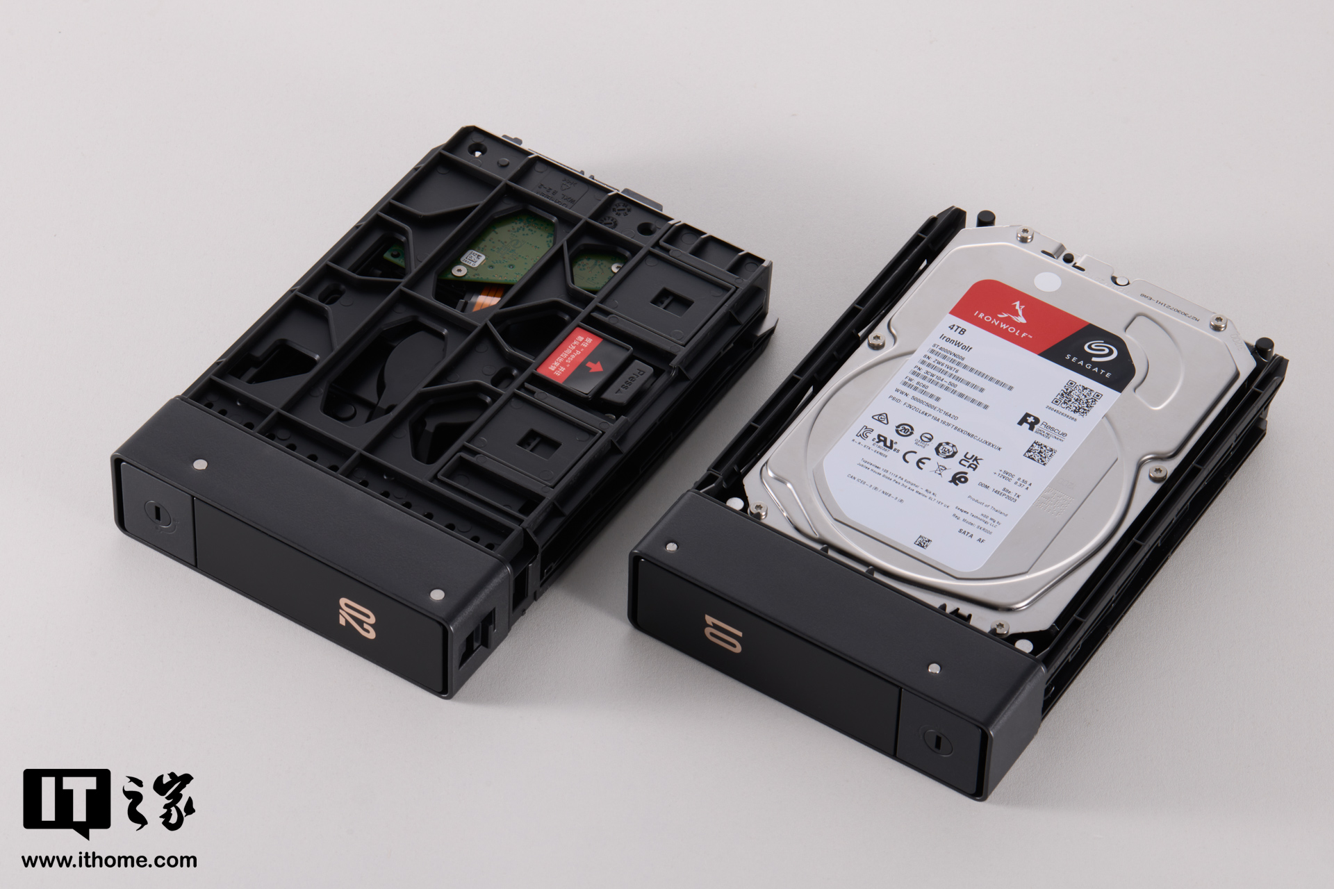 【IT之家开箱】黑金配色，简约设计，绿联 NAS 私有云 DXP4800 GT 开箱图赏