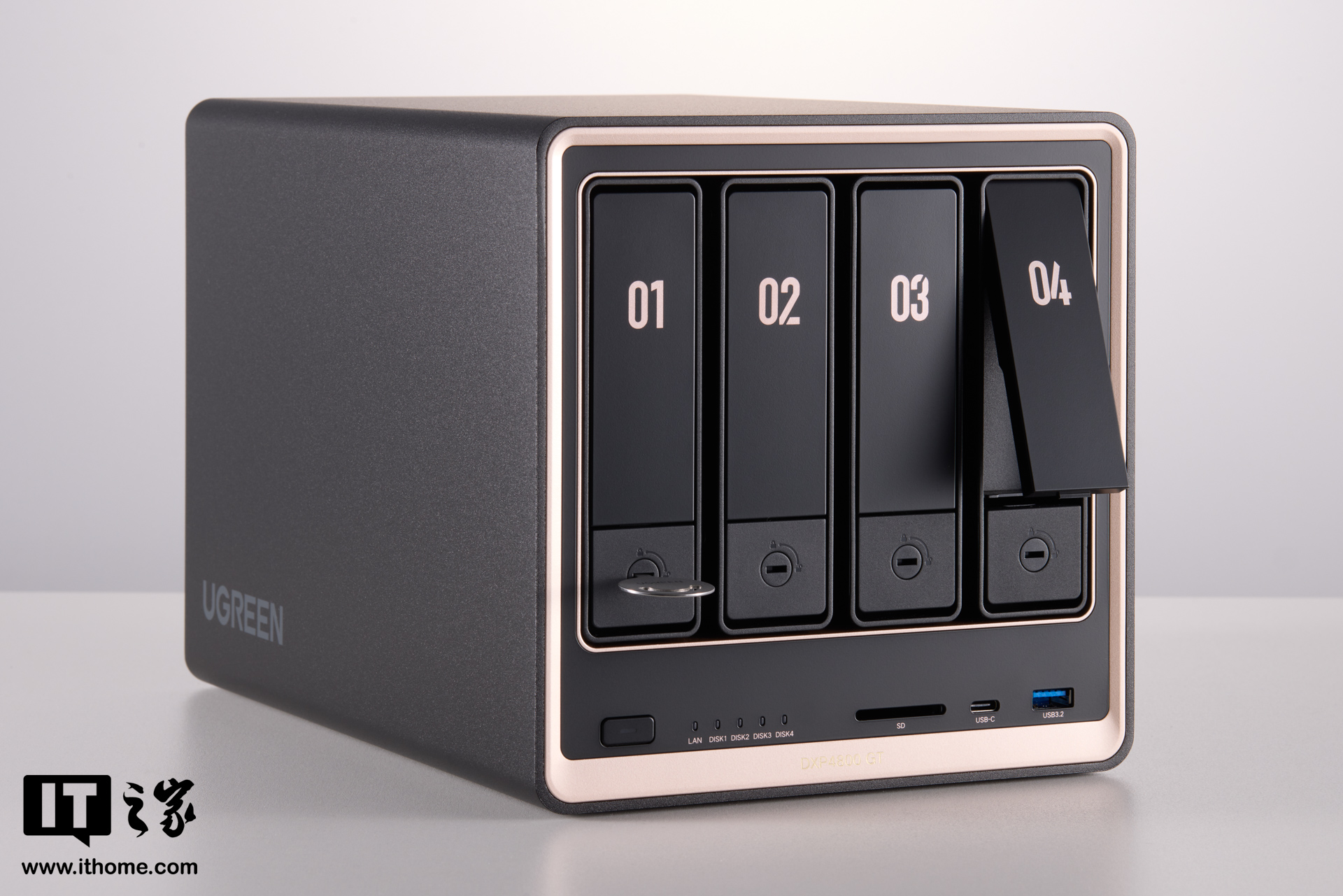 【IT之家开箱】黑金配色，简约设计，绿联 NAS 私有云 DXP4800 GT 开箱图赏