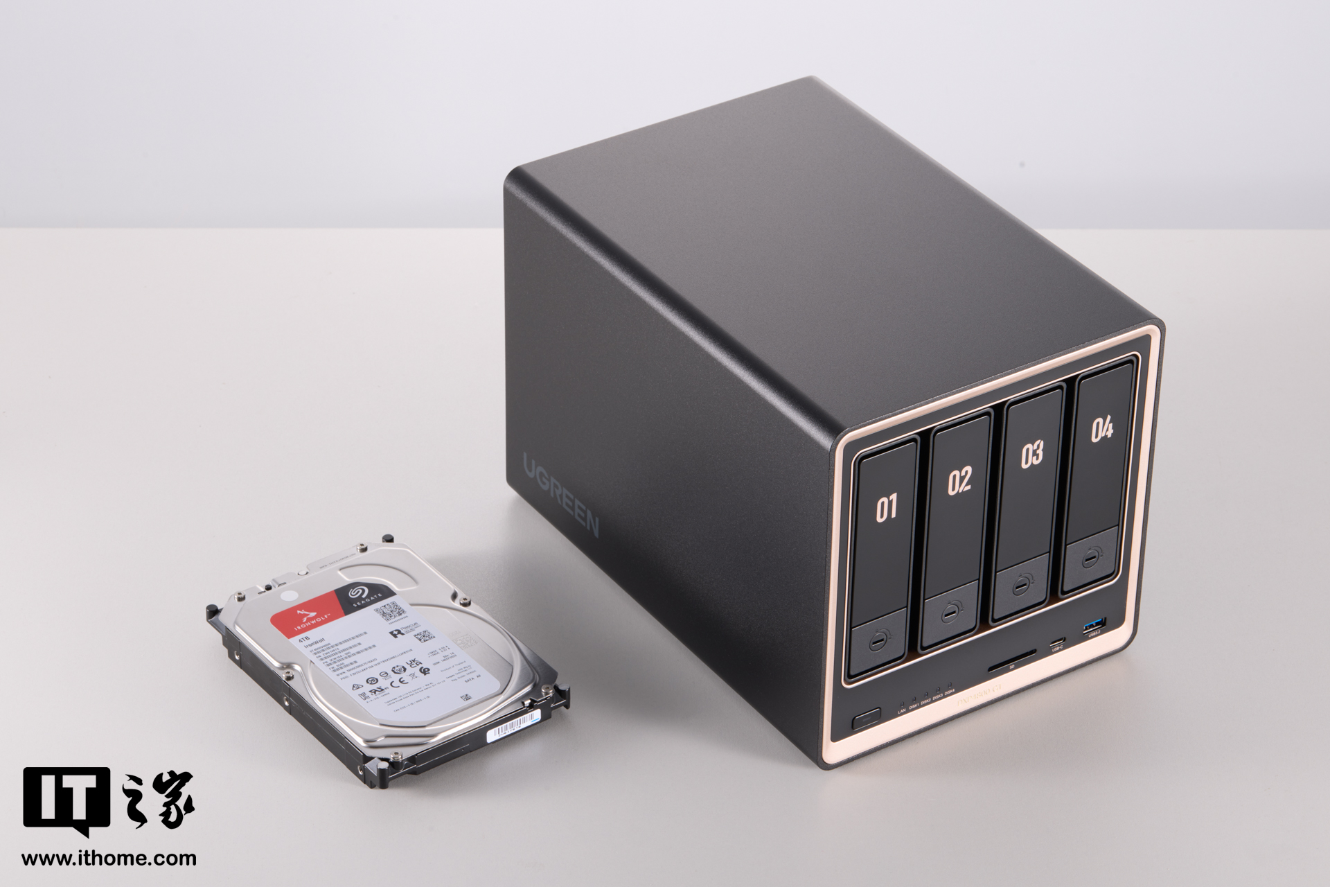 【IT之家开箱】黑金配色，简约设计，绿联 NAS 私有云 DXP4800 GT 开箱图赏