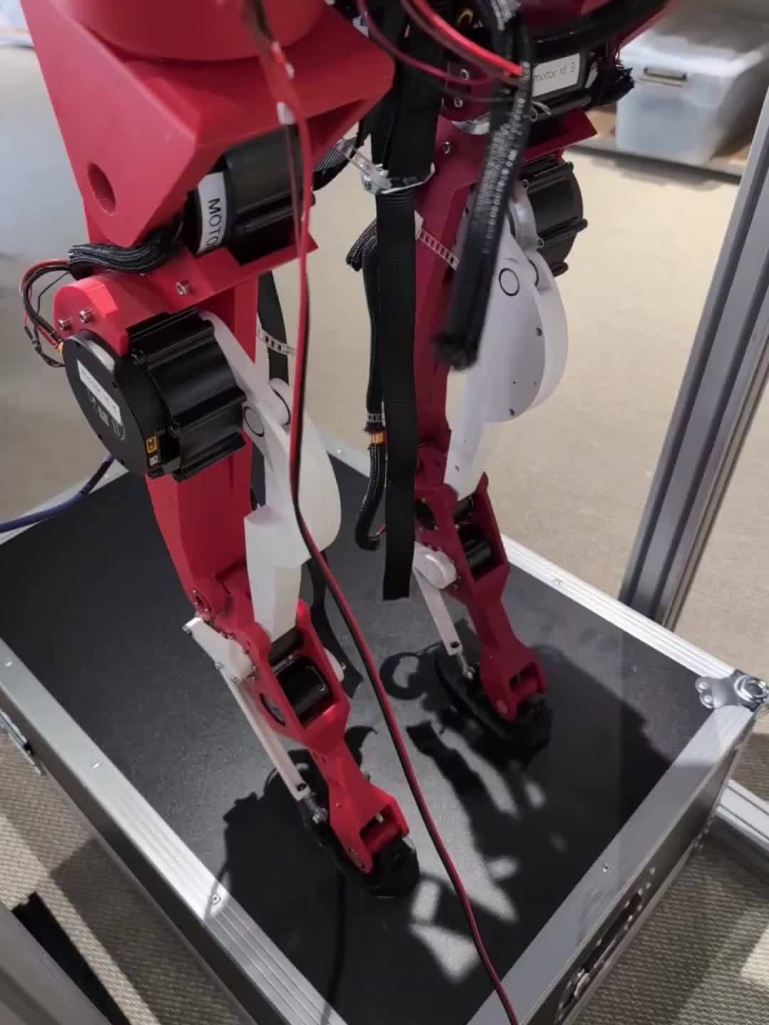 Hugging Face 推出双足机器人：开源、低成本、3D 打印