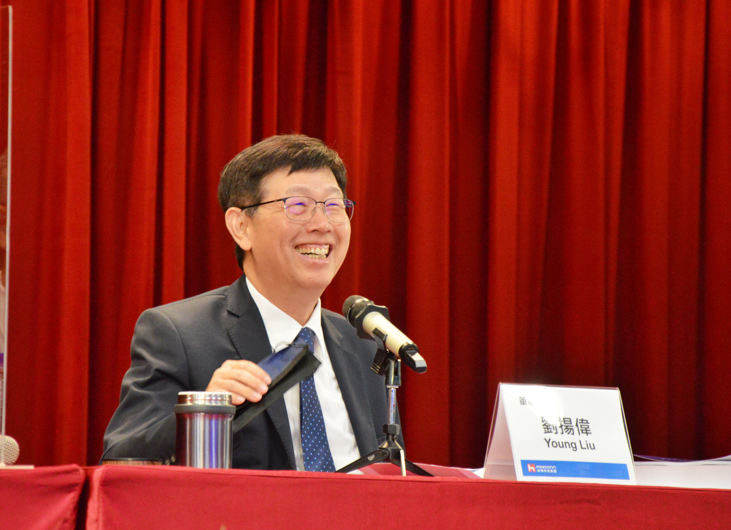 鸿海董事长刘扬伟：对未来增长动能充满信心，目前未看到“黑天鹅”迹象