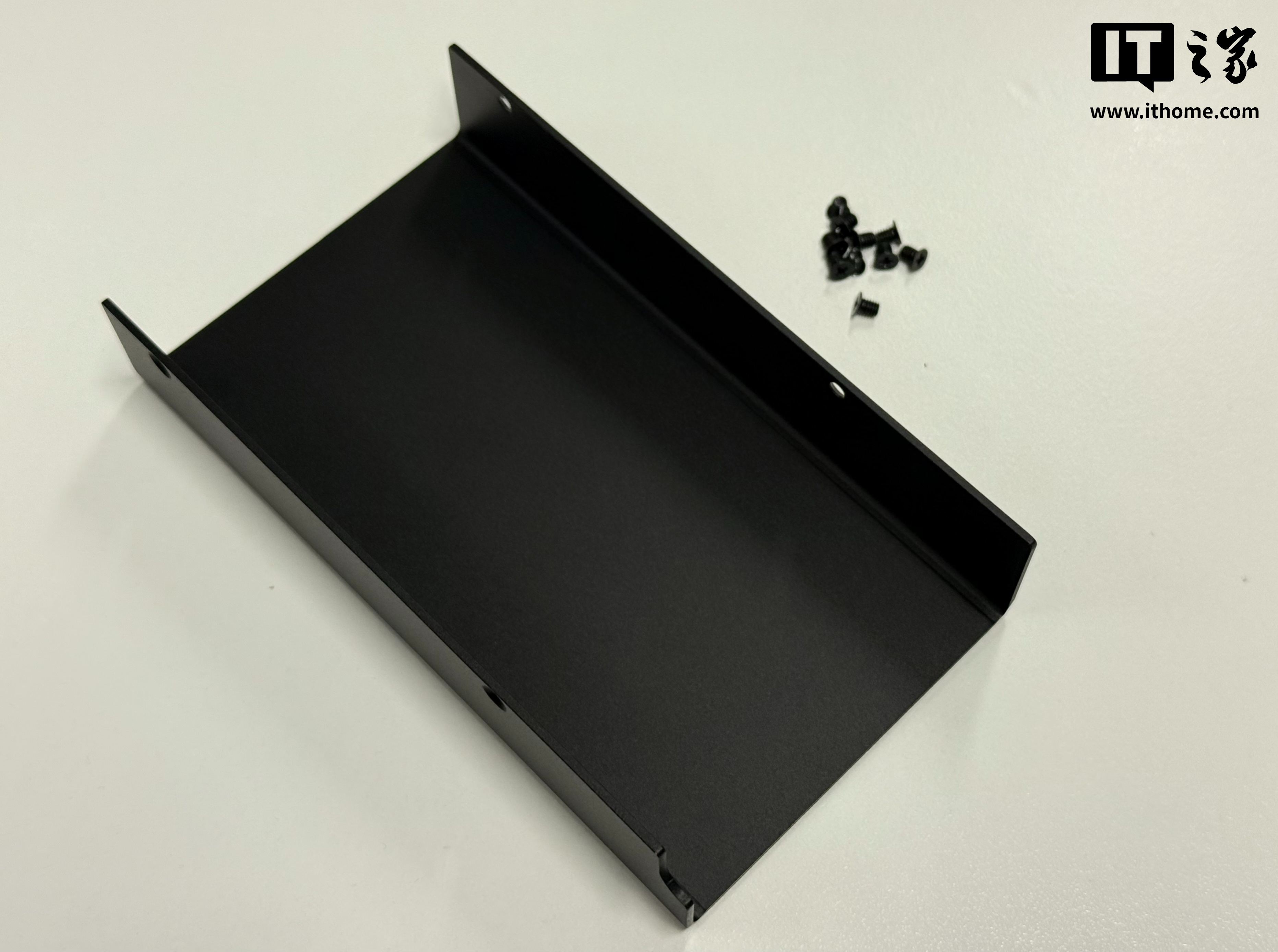 【IT之家评测室】绿联 NAS 私有云 DXP4800 GT 深度体验：四盘位配双万兆，这配置太“GT”了
