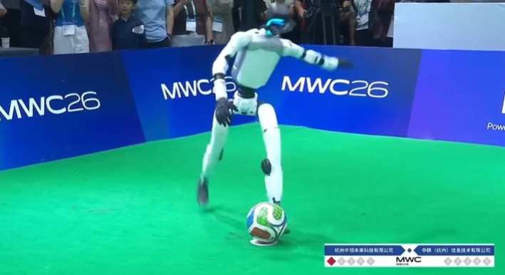 中国移动灵犀机器人夺得 MWC26 上海点球大赛总冠军：自主攻防，不用遥控
