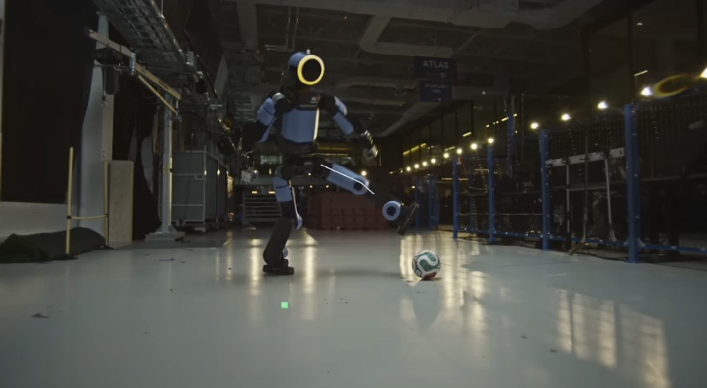 波士顿动力 Atlas 机器人亮相世界杯，揭秘踢球技能训练过程