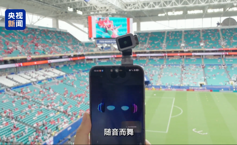 全球首台机器人手机跳舞炫技，可跟随音乐摆动