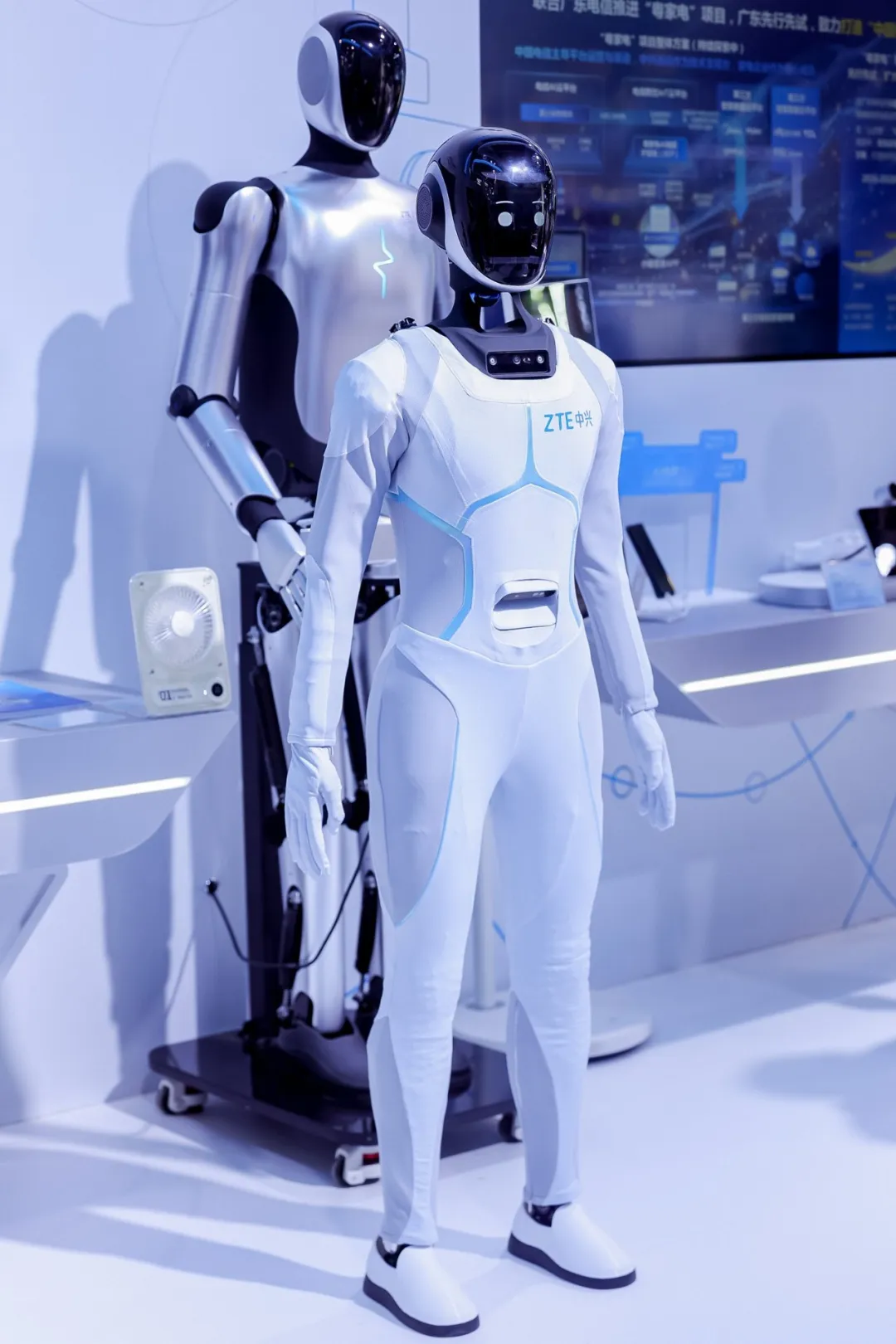 中兴发布业内同规格尺寸下最轻人形机器人产品“中兴星仔”：高 1.6 米，自重 30 余千克