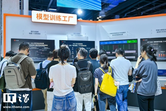 把 256 张 GPU 变成一台计算机：摩尔线程 MTT C256 超节点亮相 WAIC 2026